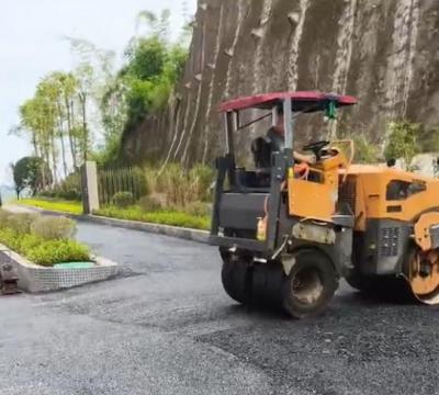 奔馬前鋼后膠壓路機(jī)瀝青路面施工