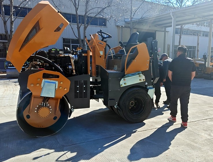 3月18日，哈薩克斯坦客戶來廠體驗考察5噸膠輪壓路機